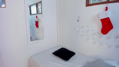 Snapshot of emillygonzalez chatting on 12.06.24 . . online show from 12.06.24