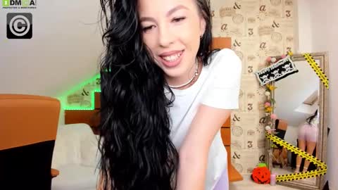 Snapshot of emillytaylor chatting on 10.29.25 EmillyTaylor online show from 10.29.25