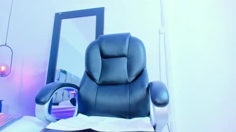 Snapshot of emily_gil1 chatting on 01.14.25 Emi online show from 01.14.25