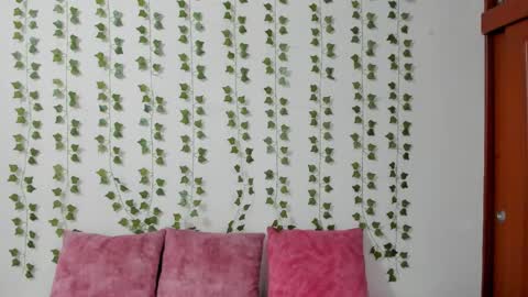 Snapshot of emily_jonessxx chatting on 02.14.26 emily online show from 02.14.26