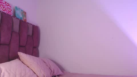 Snapshot of emily_w2 chatting on 10.25.25 emily_w2 online show from 10.25.25