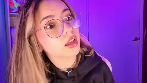 Snapshot of emilykarterr chatting on 05.19.26 VALEEEN online show from 05.19.26