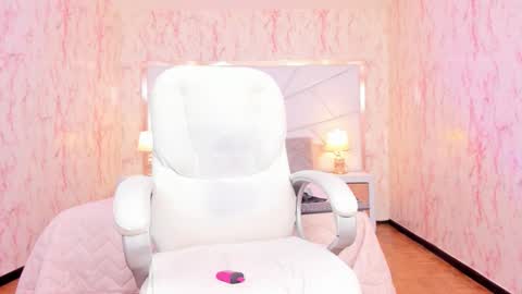 Snapshot of emilywhinfre chatting on 10.03.25 Emily 2200 - 600GMT-5 online show from 10.03.25