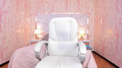 Snapshot of emilywhinfre chatting on 10.05.25 Emily 2200 - 600GMT-5 online show from 10.05.25