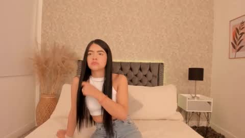 Snapshot of emma_1025 chatting on 02.25.25 emma online show from 02.25.25