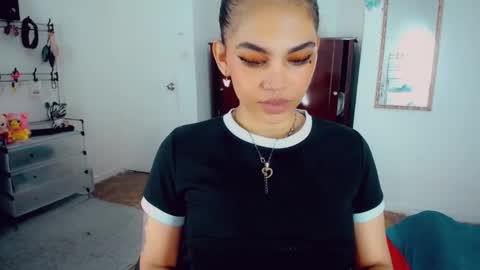 Snapshot of emma_diva chatting on 11.05.25 emma online show from 11.05.25