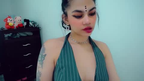 Snapshot of emma_diva chatting on 11.22.25 emma online show from 11.22.25