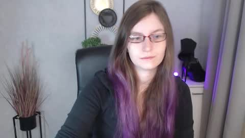 Snapshot of emma_lust94 chatting on 11.19.25 emma online show from 11.19.25