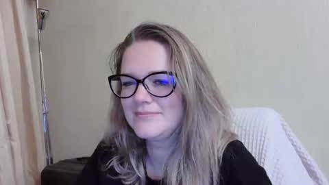 Snapshot of emma_misty_ chatting on 09.23.25 emma_misty_ online show from 09.23.25