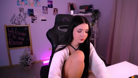 Snapshot of emmakeam_ chatting on 12.18.24 Emma online show from 12.18.24