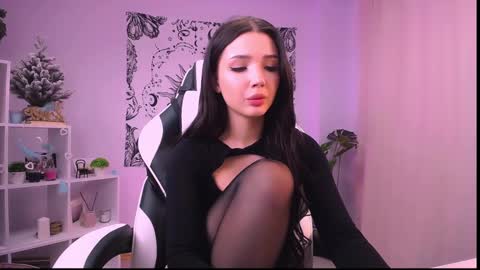 Snapshot of emmakeam_ chatting on 12.29.24 Emma online show from 12.29.24