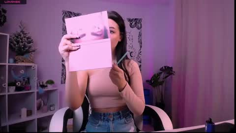 Snapshot of emmakeam_ chatting on 01.19.25 Emma online show from 01.19.25