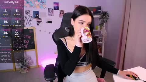 Snapshot of emmakeam_ chatting on 01.22.25 Emma online show from 01.22.25