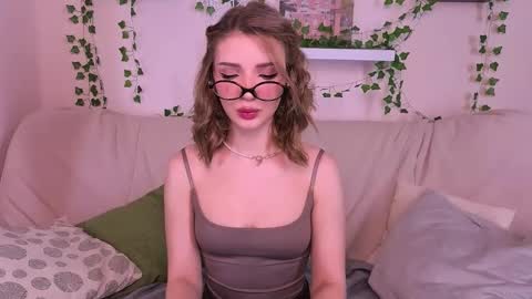 Snapshot of emmakeam_ chatting on 09.10.25 Emma online show from 09.10.25