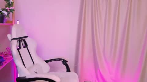 Snapshot of emmakeam_ chatting on 10.07.25 Emma online show from 10.07.25