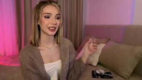 Snapshot of emmakeam_ chatting on 11.21.25 Emma online show from 11.21.25