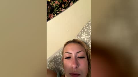 Snapshot of emmaraee chatting on 05.17.26 emmaraee online show from 05.17.26