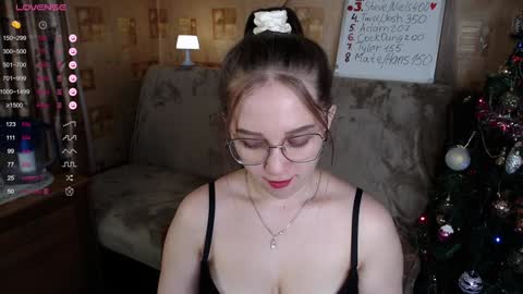 Snapshot of emmatiny chatting on 01.05.25 Mia online show from 01.05.25