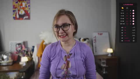 Snapshot of emmatiny chatting on 09.10.25 Mia online show from 09.10.25