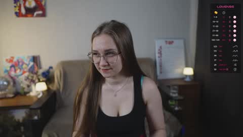 Snapshot of emmatiny chatting on 10.04.25 Mia online show from 10.04.25