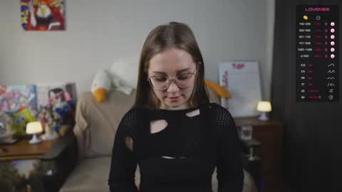 Snapshot of emmatiny chatting on 10.11.25 Mia online show from 10.11.25