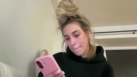 Snapshot of emmbellaxo chatting on 03.20.26 emmbella online show from 03.20.26