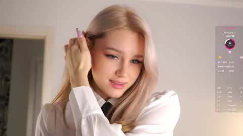 Snapshot of emmiemurray chatting on 10.04.25 Aurora online show from 10.04.25