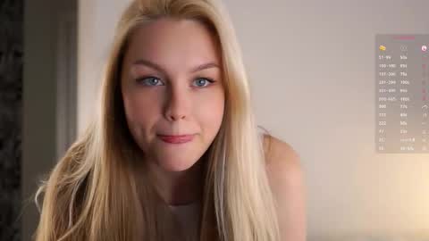 Snapshot of emmiemurray chatting on 10.11.25 Aurora online show from 10.11.25