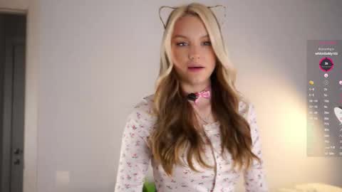 Snapshot of emmiemurray chatting on 10.19.25 Aurora online show from 10.19.25