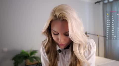 Snapshot of emmiemurray chatting on 10.25.25 Aurora online show from 10.25.25