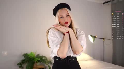 Snapshot of emmiemurray chatting on 10.29.25 Aurora online show from 10.29.25