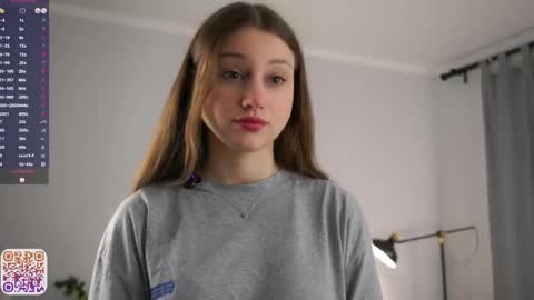 Snapshot of emmiemurray chatting on 04.10.26 Aurora online show from 04.10.26