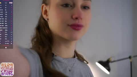 Snapshot of emmiemurray chatting on 04.11.26 Aurora online show from 04.11.26