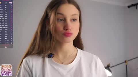 Snapshot of emmiemurray chatting on 04.25.26 Aurora online show from 04.25.26