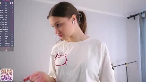 Snapshot of emmiemurray chatting on 05.10.26 Aurora online show from 05.10.26
