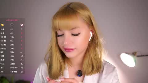 Snapshot of emmiemurray chatting on 05.16.26 Aurora online show from 05.16.26