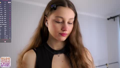 Snapshot of emmiemurray chatting on 05.19.26 Aurora online show from 05.19.26