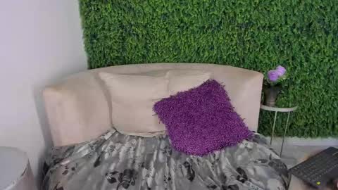 Snapshot of emmiily_z chatting on 02.19.25 Emmiily online show from 02.19.25