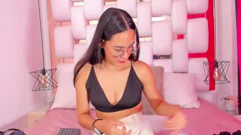 Snapshot of emmycruzz chatting on 09.23.25 emmy online show from 09.23.25