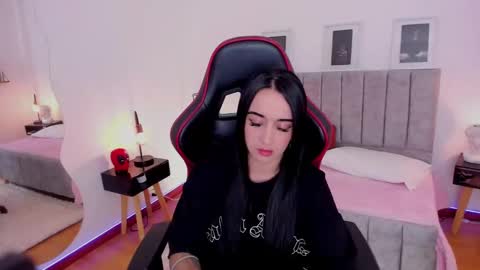 Emmy Evans  online show from 01.07.25