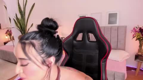 Emmy Evans  online show from 02.18.25