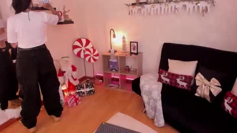 Emmy Evans  online show from 12.19.25