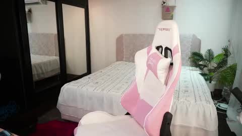 Emmylie online show from 04.17.26