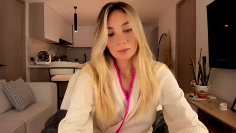 Snapshot of emyconneer chatting on 12.08.24 emyconneer online show from 12.08.24