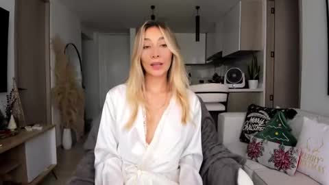 Snapshot of emyconneer chatting on 12.10.24 emyconneer online show from 12.10.24