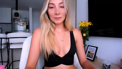 Snapshot of emyconneer chatting on 01.07.25 emyconneer online show from 01.07.25