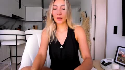 Snapshot of emyconneer chatting on 01.25.25 emyconneer online show from 01.25.25