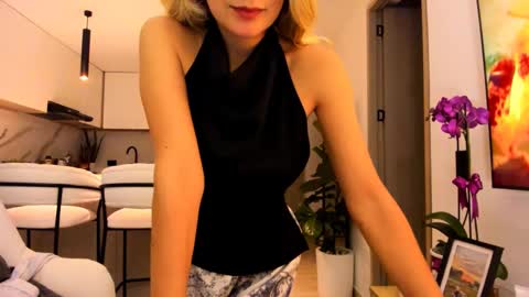 Snapshot of emyconneer chatting on 03.01.25 emyconneer online show from 03.01.25