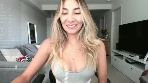 Snapshot of emyconneer chatting on 09.16.25 emyconneer online show from 09.16.25