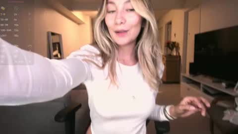 Snapshot of emyconneer chatting on 09.20.25 emyconneer online show from 09.20.25